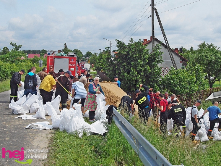 Podtopienia po nocnej ulewie. Problemy w Trześni, Ławnicy, Czajkowej i okolicy