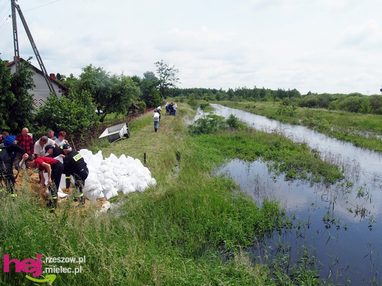 Podtopienia po nocnej ulewie. Problemy w Trześni, Ławnicy, Czajkowej i okolicy
