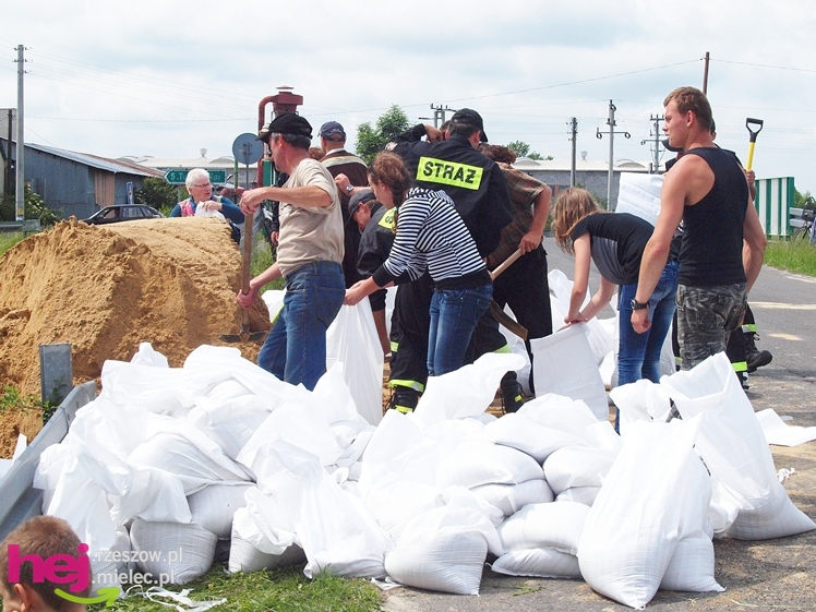 Podtopienia po nocnej ulewie. Problemy w Trześni, Ławnicy, Czajkowej i okolicy