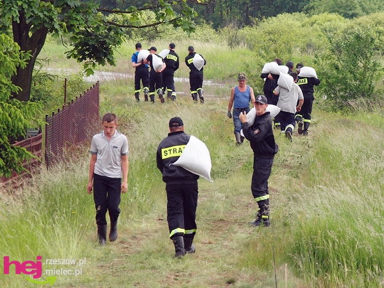 Podtopienia po nocnej ulewie. Problemy w Trześni, Ławnicy, Czajkowej i okolicy