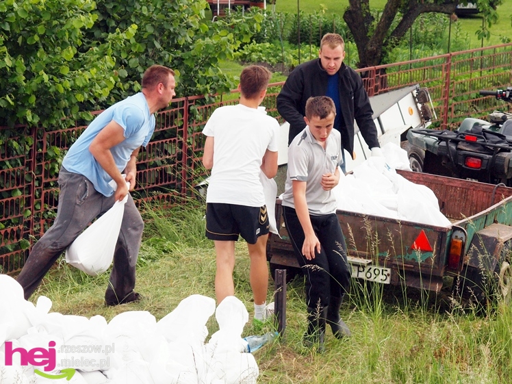 Podtopienia po nocnej ulewie. Problemy w Trześni, Ławnicy, Czajkowej i okolicy
