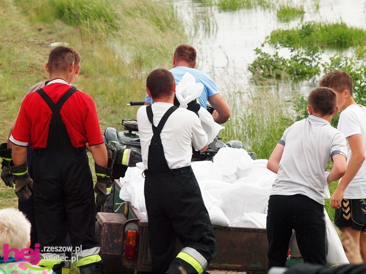 Podtopienia po nocnej ulewie. Problemy w Trześni, Ławnicy, Czajkowej i okolicy