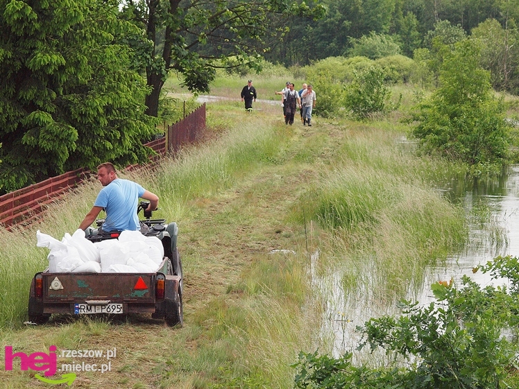 Podtopienia po nocnej ulewie. Problemy w Trześni, Ławnicy, Czajkowej i okolicy