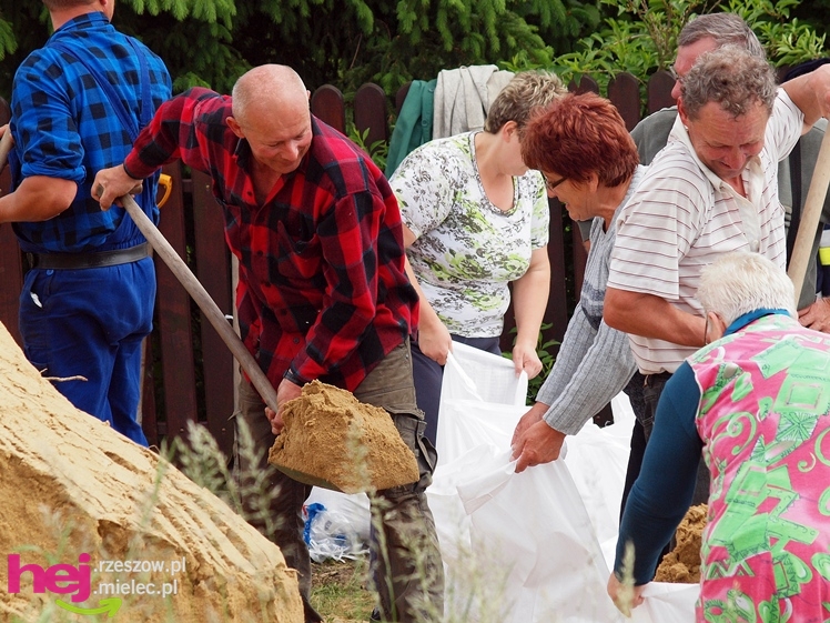 Podtopienia po nocnej ulewie. Problemy w Trześni, Ławnicy, Czajkowej i okolicy