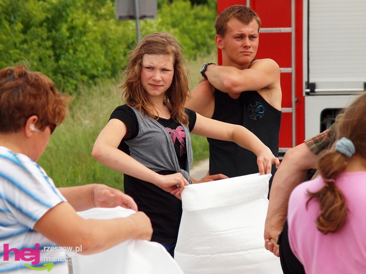 Podtopienia po nocnej ulewie. Problemy w Trześni, Ławnicy, Czajkowej i okolicy