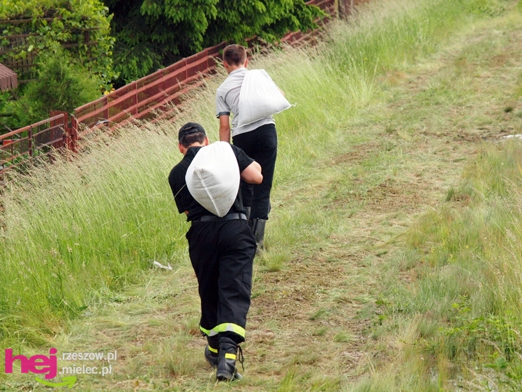 Podtopienia po nocnej ulewie. Problemy w Trześni, Ławnicy, Czajkowej i okolicy