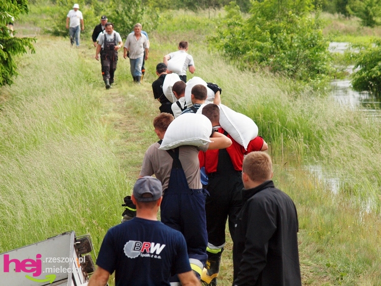 Podtopienia po nocnej ulewie. Problemy w Trześni, Ławnicy, Czajkowej i okolicy