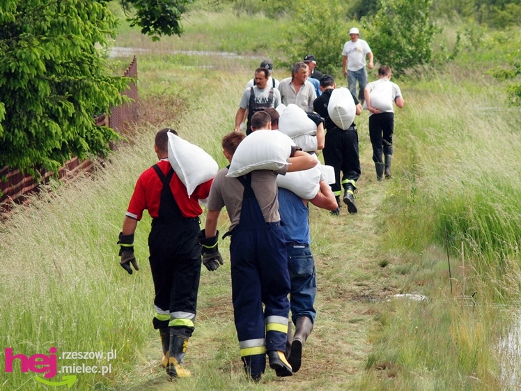 Podtopienia po nocnej ulewie. Problemy w Trześni, Ławnicy, Czajkowej i okolicy