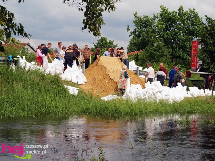 Podtopienia po nocnej ulewie. Problemy w Trześni, Ławnicy, Czajkowej i okolicy