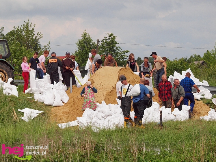 Podtopienia po nocnej ulewie. Problemy w Trześni, Ławnicy, Czajkowej i okolicy