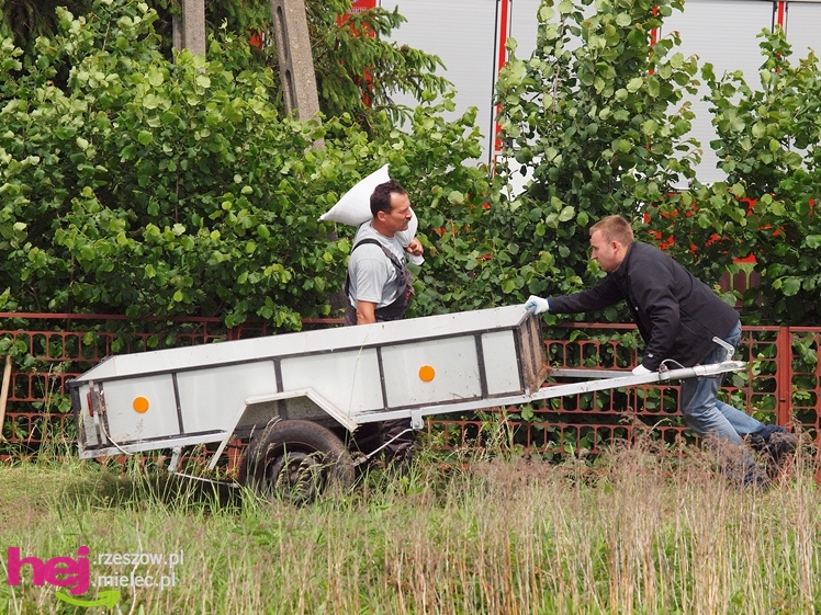 Podtopienia po nocnej ulewie. Problemy w Trześni, Ławnicy, Czajkowej i okolicy
