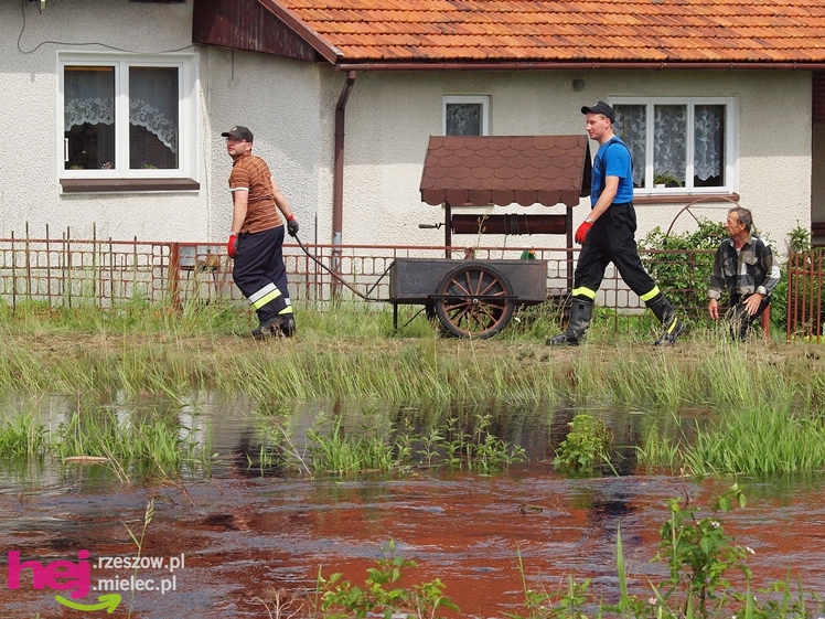 Podtopienia po nocnej ulewie. Problemy w Trześni, Ławnicy, Czajkowej i okolicy