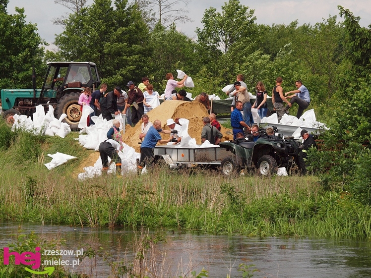 Podtopienia po nocnej ulewie. Problemy w Trześni, Ławnicy, Czajkowej i okolicy