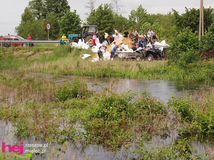 Podtopienia po nocnej ulewie. Problemy w Trześni, Ławnicy, Czajkowej i okolicy