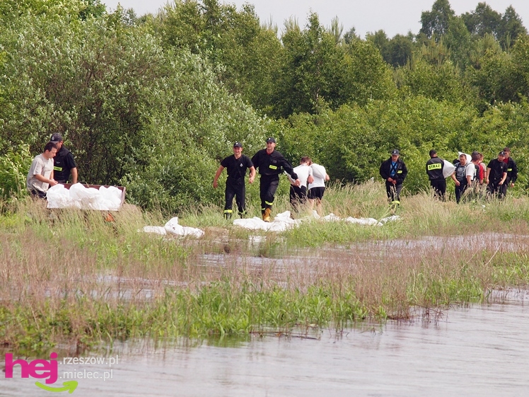 Podtopienia po nocnej ulewie. Problemy w Trześni, Ławnicy, Czajkowej i okolicy