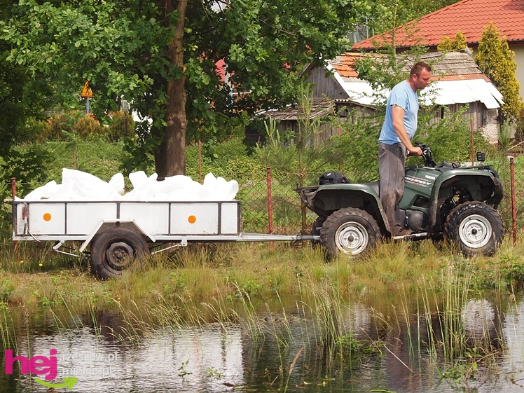 Podtopienia po nocnej ulewie. Problemy w Trześni, Ławnicy, Czajkowej i okolicy