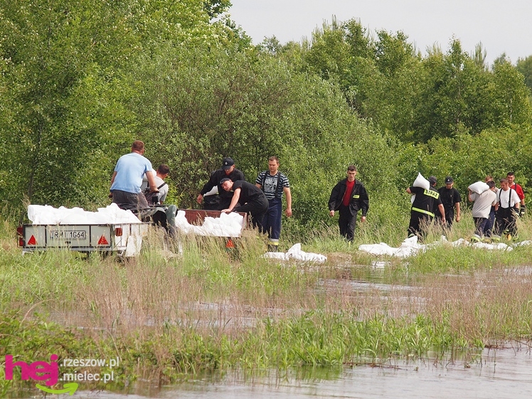 Podtopienia po nocnej ulewie. Problemy w Trześni, Ławnicy, Czajkowej i okolicy