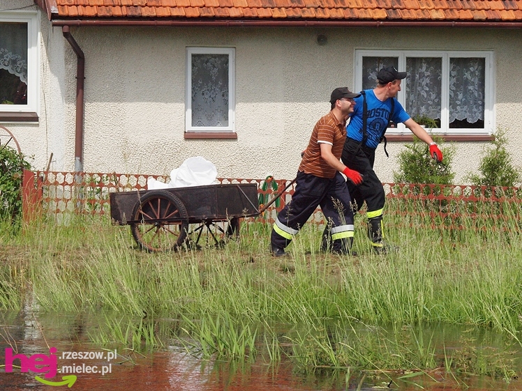 Podtopienia po nocnej ulewie. Problemy w Trześni, Ławnicy, Czajkowej i okolicy