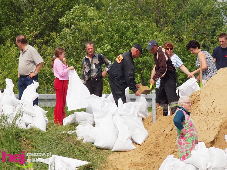 Podtopienia po nocnej ulewie. Problemy w Trześni, Ławnicy, Czajkowej i okolicy