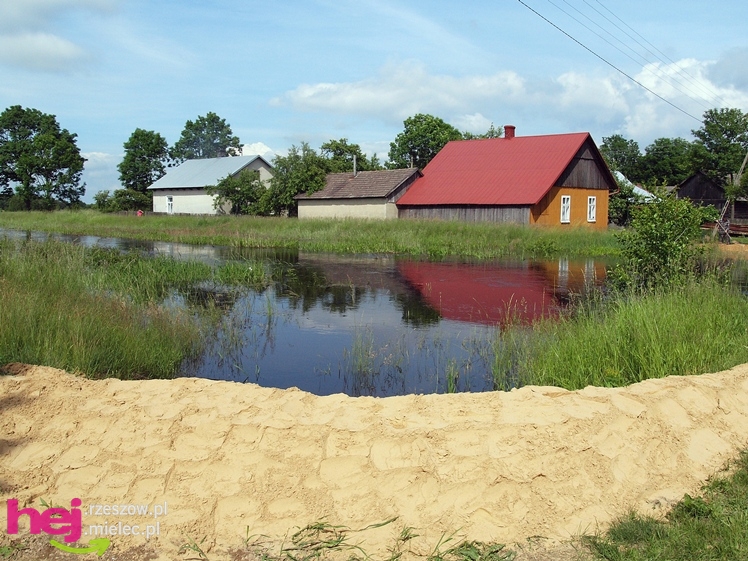 Podtopienia po nocnej ulewie. Problemy w Trześni, Ławnicy, Czajkowej i okolicy