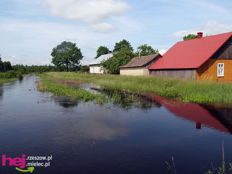 Podtopienia po nocnej ulewie. Problemy w Trześni, Ławnicy, Czajkowej i okolicy