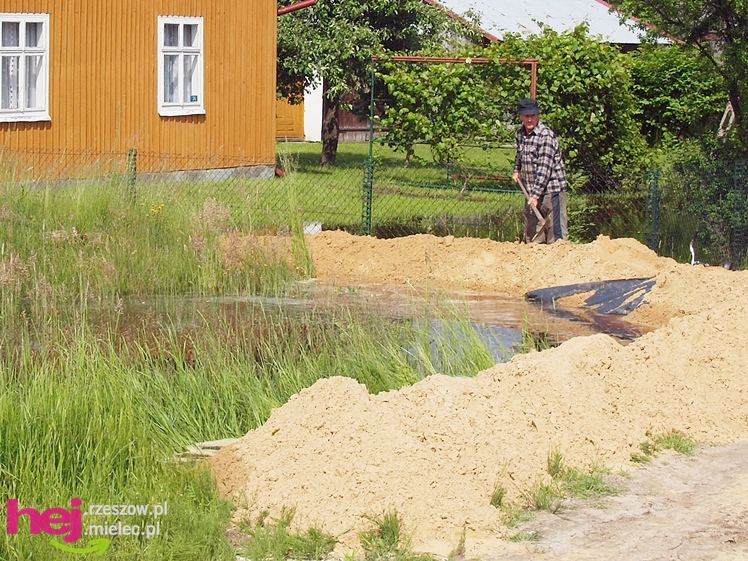 Podtopienia po nocnej ulewie. Problemy w Trześni, Ławnicy, Czajkowej i okolicy
