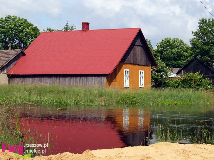 Podtopienia po nocnej ulewie. Problemy w Trześni, Ławnicy, Czajkowej i okolicy
