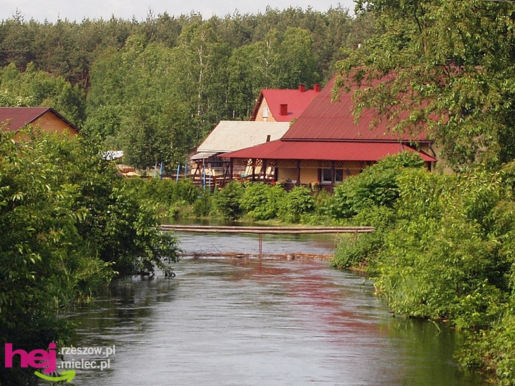 Podtopienia po nocnej ulewie. Problemy w Trześni, Ławnicy, Czajkowej i okolicy