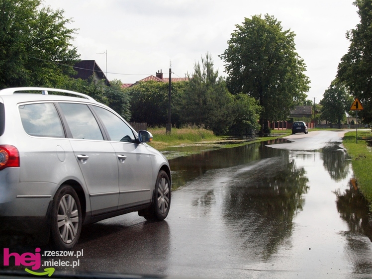 Podtopienia po nocnej ulewie. Problemy w Trześni, Ławnicy, Czajkowej i okolicy