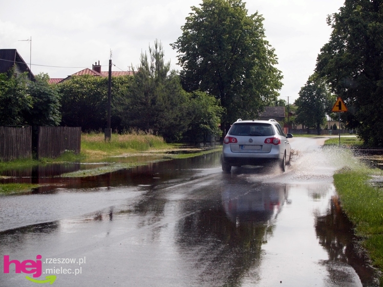 Podtopienia po nocnej ulewie. Problemy w Trześni, Ławnicy, Czajkowej i okolicy