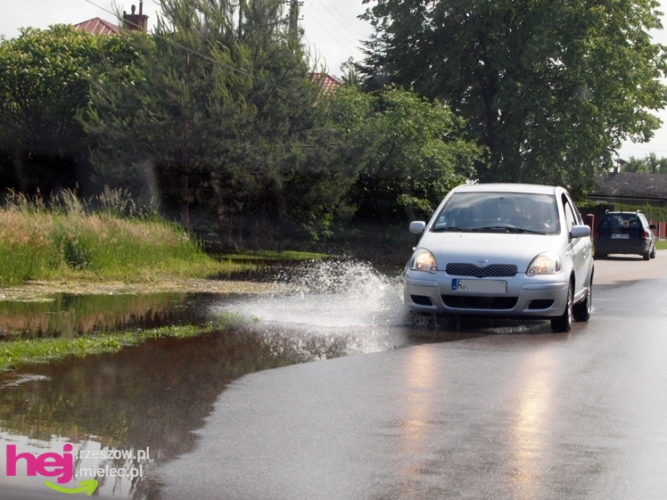 Podtopienia po nocnej ulewie. Problemy w Trześni, Ławnicy, Czajkowej i okolicy