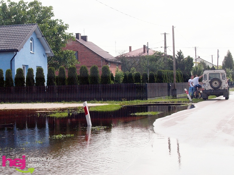 Podtopienia po nocnej ulewie. Problemy w Trześni, Ławnicy, Czajkowej i okolicy