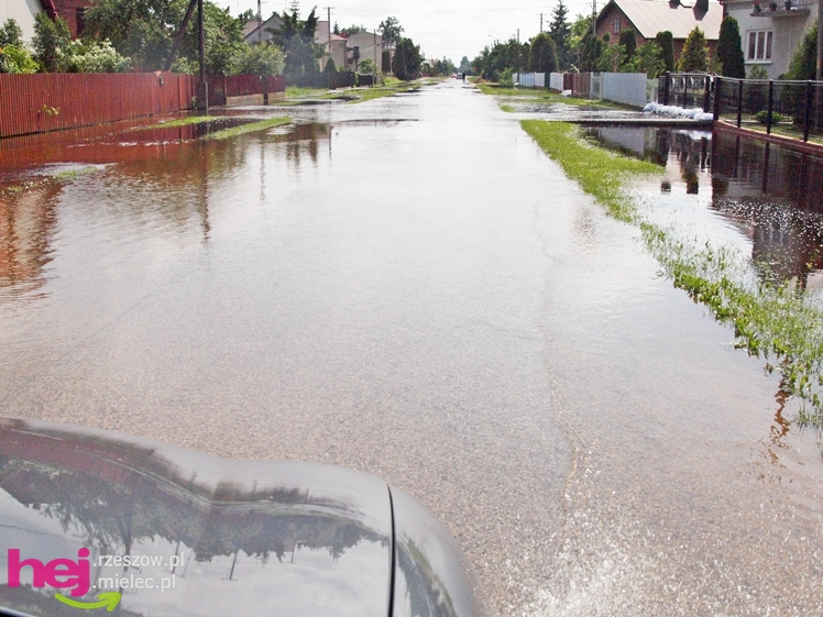 Podtopienia po nocnej ulewie. Problemy w Trześni, Ławnicy, Czajkowej i okolicy