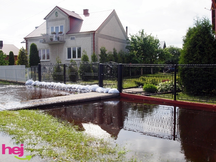 Podtopienia po nocnej ulewie. Problemy w Trześni, Ławnicy, Czajkowej i okolicy