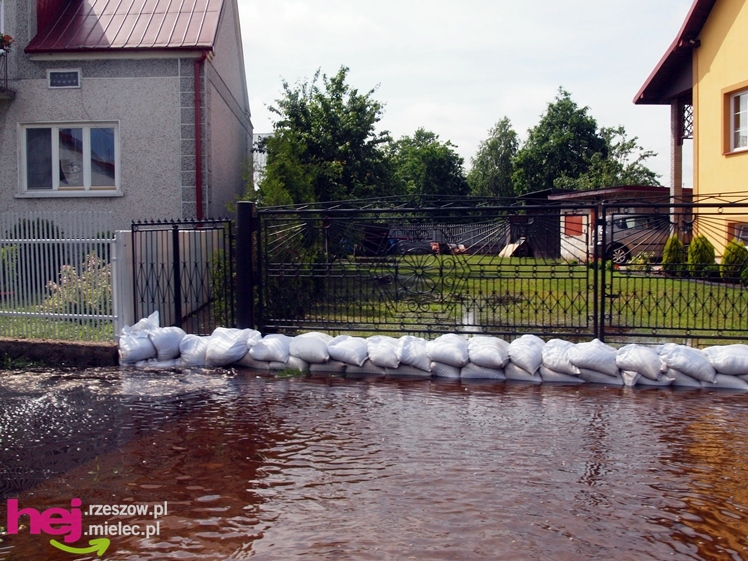 Podtopienia po nocnej ulewie. Problemy w Trześni, Ławnicy, Czajkowej i okolicy