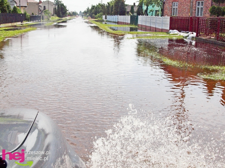 Podtopienia po nocnej ulewie. Problemy w Trześni, Ławnicy, Czajkowej i okolicy