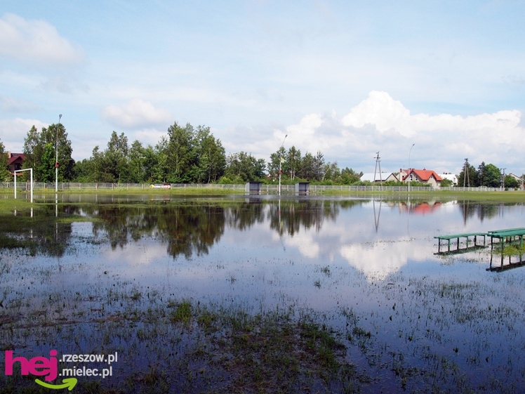Podtopienia po nocnej ulewie. Problemy w Trześni, Ławnicy, Czajkowej i okolicy