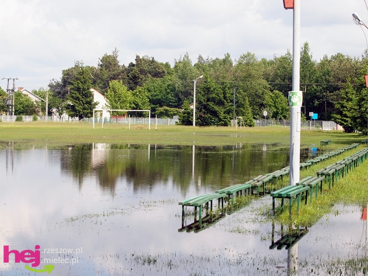 Podtopienia po nocnej ulewie. Problemy w Trześni, Ławnicy, Czajkowej i okolicy