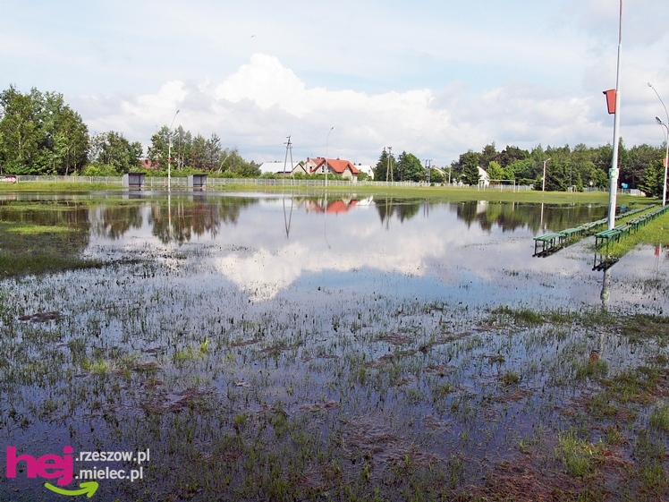 Podtopienia po nocnej ulewie. Problemy w Trześni, Ławnicy, Czajkowej i okolicy