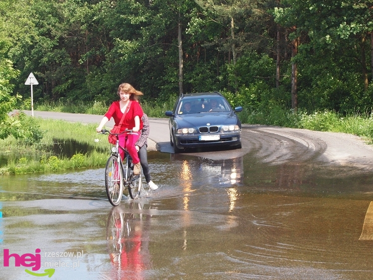 Podtopienia po nocnej ulewie. Problemy w Trześni, Ławnicy, Czajkowej i okolicy