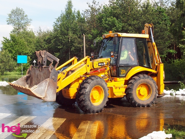 Podtopienia po nocnej ulewie. Problemy w Trześni, Ławnicy, Czajkowej i okolicy