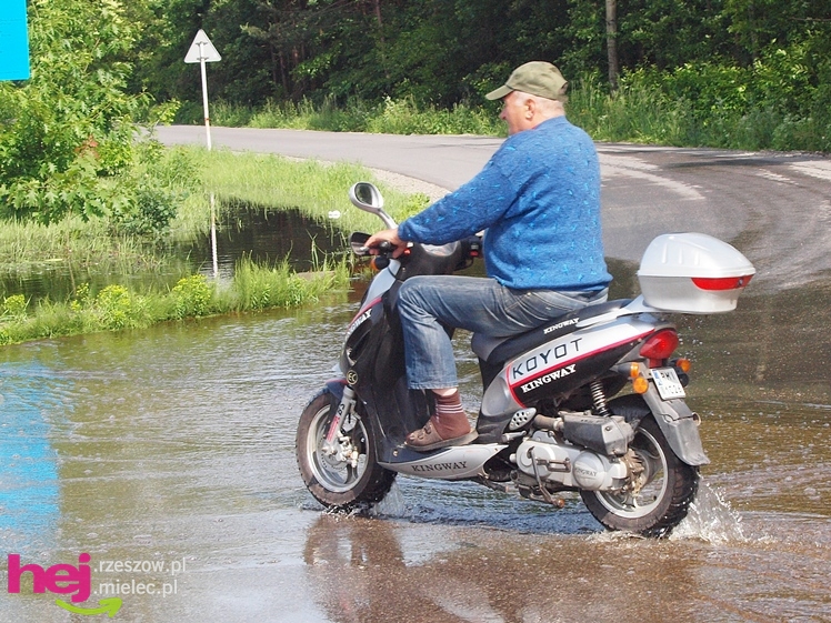 Podtopienia po nocnej ulewie. Problemy w Trześni, Ławnicy, Czajkowej i okolicy