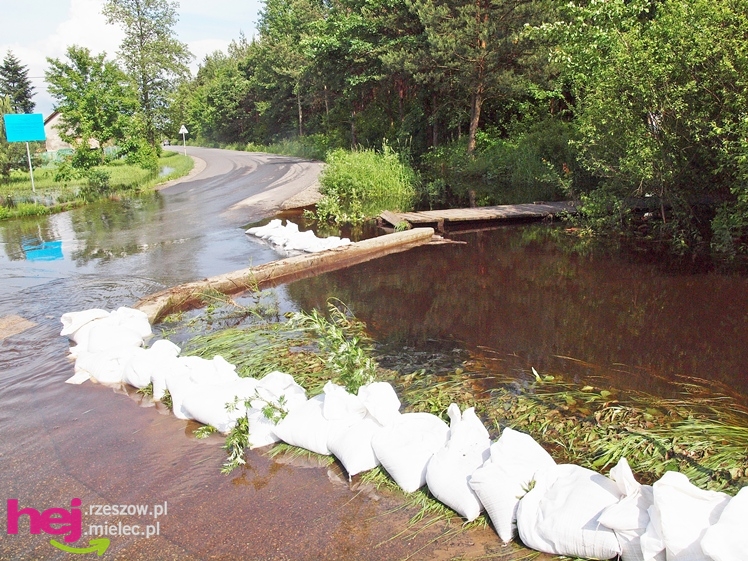 Podtopienia po nocnej ulewie. Problemy w Trześni, Ławnicy, Czajkowej i okolicy