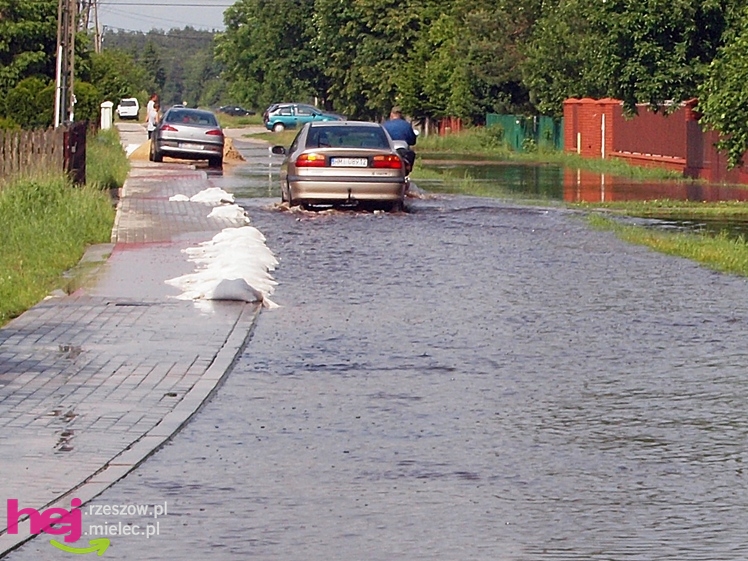 Podtopienia po nocnej ulewie. Problemy w Trześni, Ławnicy, Czajkowej i okolicy
