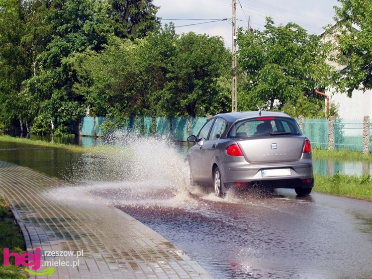 Podtopienia po nocnej ulewie. Problemy w Trześni, Ławnicy, Czajkowej i okolicy