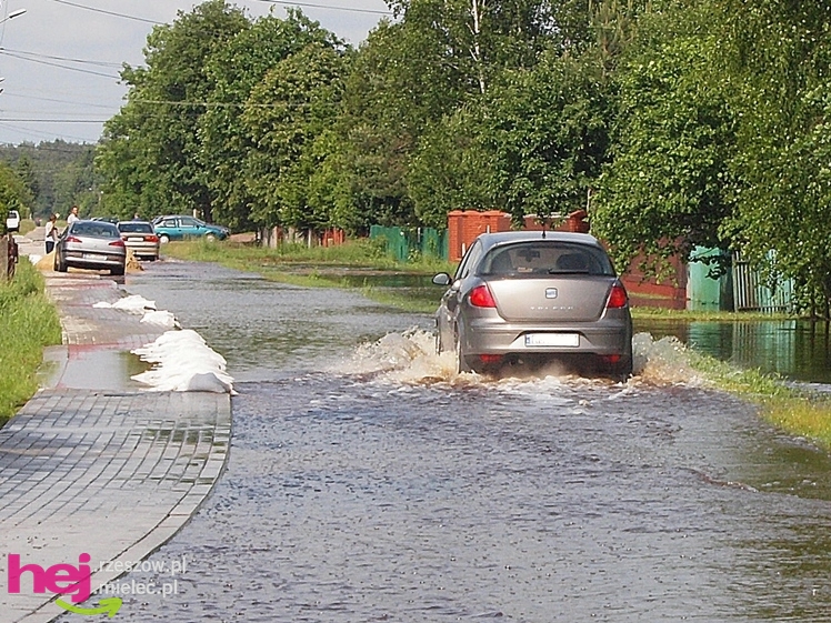 Podtopienia po nocnej ulewie. Problemy w Trześni, Ławnicy, Czajkowej i okolicy