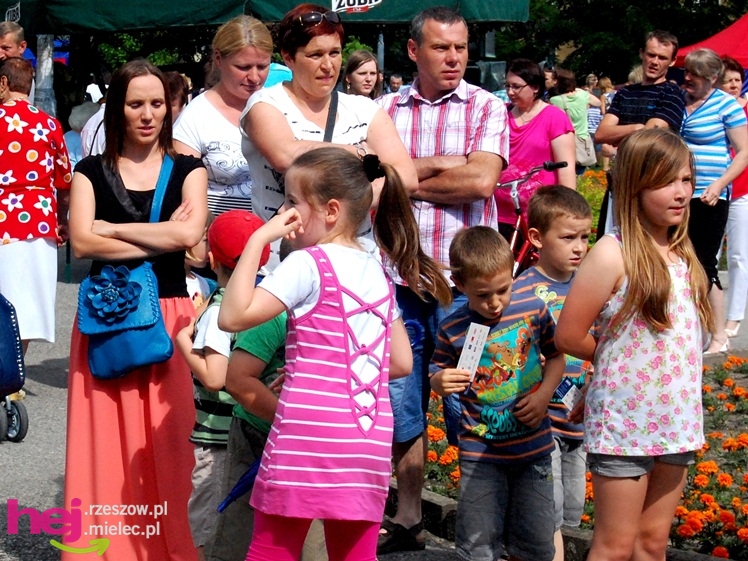 Tłumy na plantach. Słoneczna pogoda i cyrkowe atrakcje