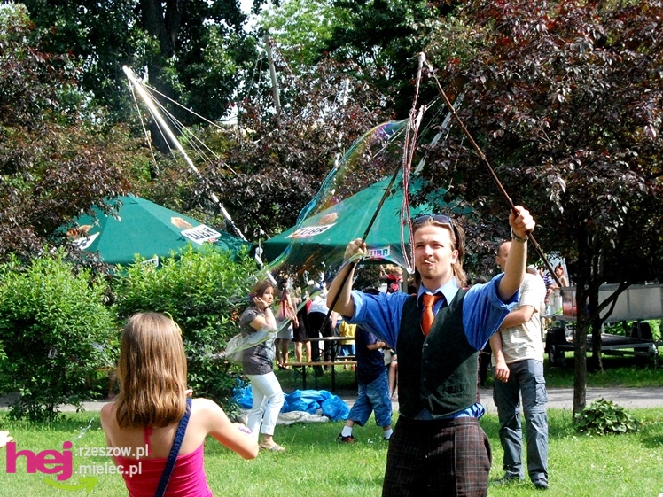 Tłumy na plantach. Słoneczna pogoda i cyrkowe atrakcje