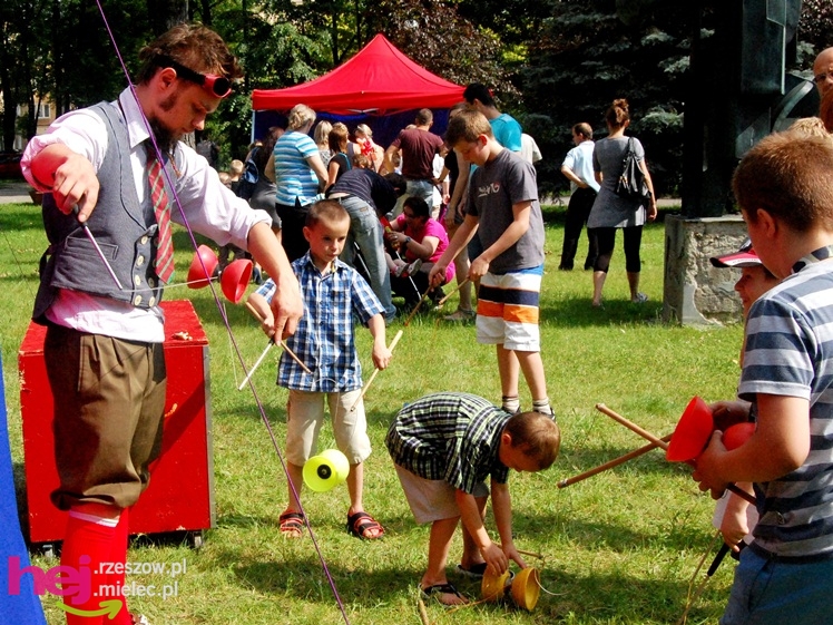 Tłumy na plantach. Słoneczna pogoda i cyrkowe atrakcje