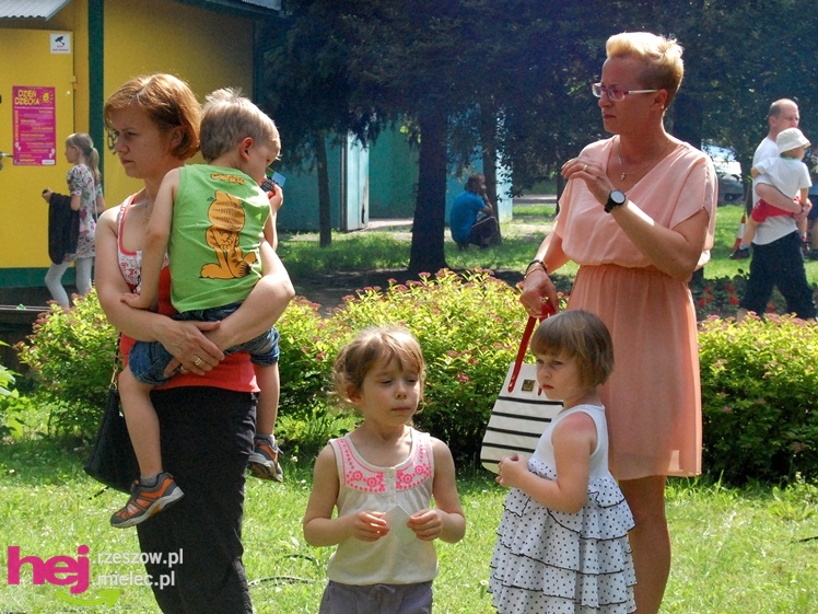 Tłumy na plantach. Słoneczna pogoda i cyrkowe atrakcje